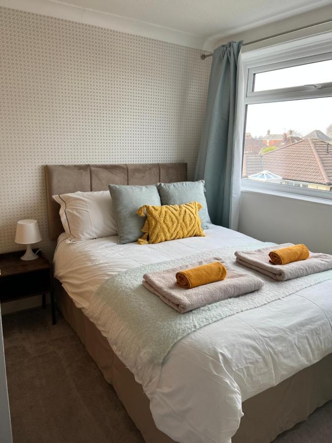 Spacious 4 Bed Rooms, Parking, Garden And Near Parks, Beaches And University Bournemouth Exterior photo